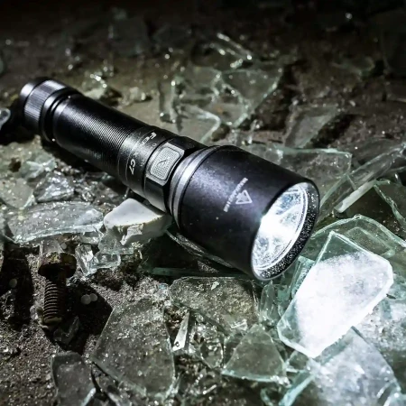 Latarka Fenix C7 LED 3000 lm na potłuczonym szkle.