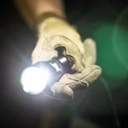 Latarka Fenix C7 LED 3000 lm włączona.
