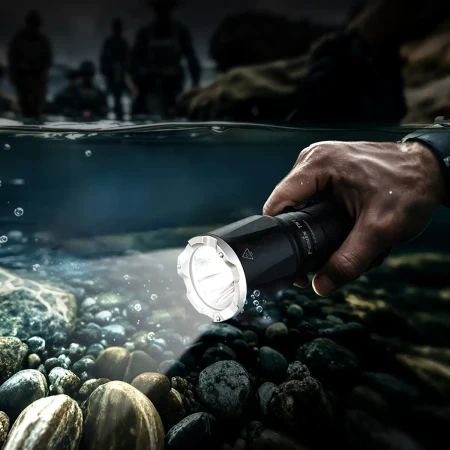 Fenix TK17 Latarka taktyczna LED zanurzona w wodzie.