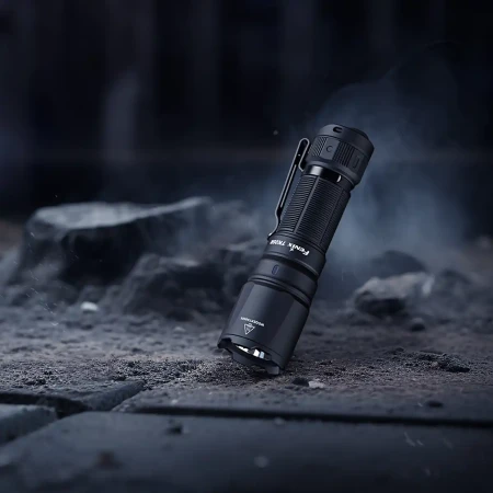 Fenix TK05R – Latarka taktyczna LED, 1000 lm na ciemnym tle.
