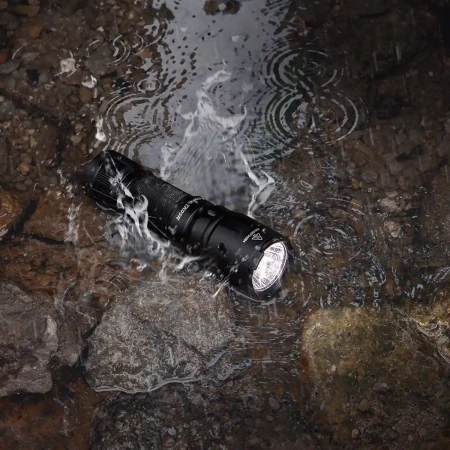 Fenix TK05R – Latarka taktyczna LED, 1000 lm zanurzona w wodzie.