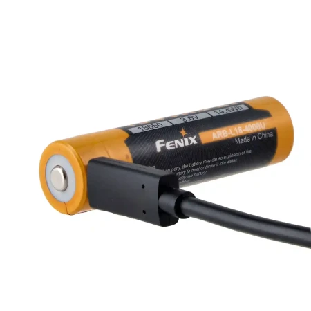 Fenix USB ARB-L18U - Akumulator litowo-jonowy 18650, 4000 mAh z podłączonym kablem do ładowania.