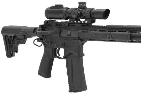 Magazynek 30-nabojowy 5,56 / .223 UTG PRO w karabinku AR15.