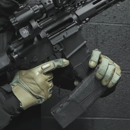 Magazynek 30-nabojowy 5,56 / .223 UTG PRO w karabinku AR-15.
