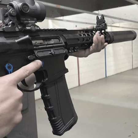 Magazynek 30-nabojowy UTG PRO w karabinku AR15.