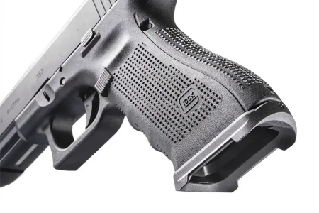Magwell Glock 17 Gen4 - Strike Industries zamontowany na pistolecie.