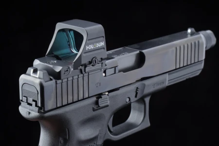 Holosun 407 Comp Green Dot 6 MOA na pistolecie Glock.