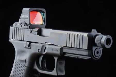 Holosun 407 Comp Green Dot 6 MOA na pistolecie Glock z płytką montażową MOS.
