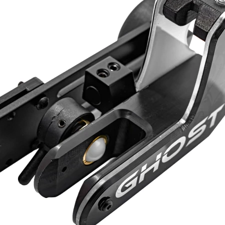 Kabura Ghost Hydra do Shadow 2 na białym tle. Zbliżenie mechanizmu retencyjnego.