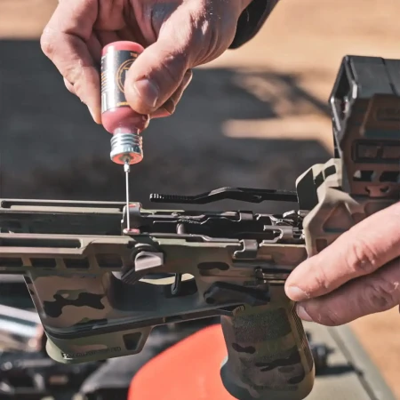 Smarowanie broni przy użyciu Gun Butter Needle Oiler.