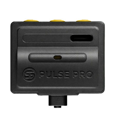Tył urządzenia Shooters Global Pulse PRO z gniazdem USB-C.