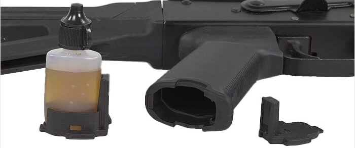 Schowek we wnętrzu chwytu Magpul MOE AK+.