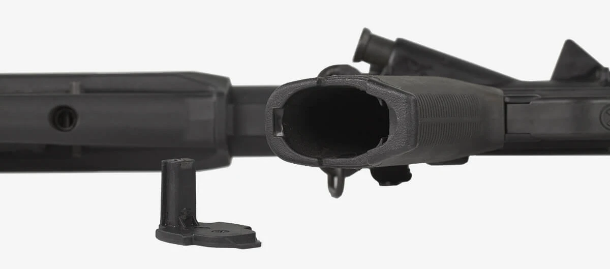 Schowek transportowy wewnątrz chwytu Magpul MOE+ Grip.