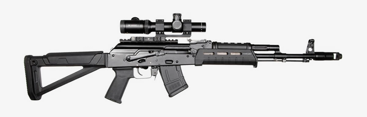 Magazynek Magpul MOE 10 w karabinku AKM wyposażonym w lunetę LPVO.