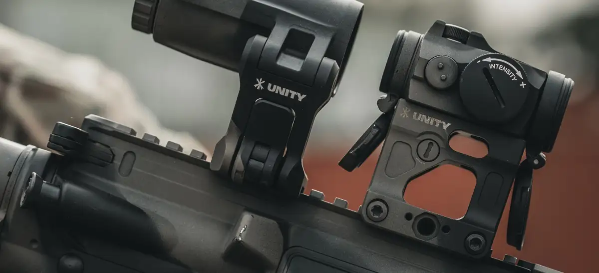 Unity Tactical FAST Micro Footprint - podwyższony montaż kolimatora na karabinku wraz z powiększalnikiem.