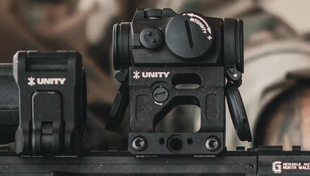 Unity Tactical FAST Micro Footprint - podwyższony montaż kolimatora na karabinku AR-15.
