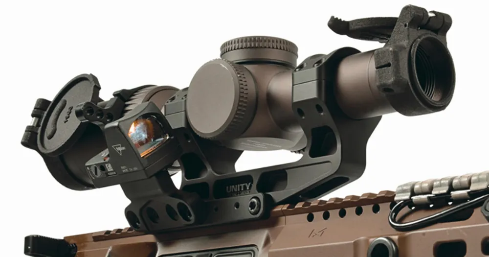 Montaż Unity Tactical na karabinku z lunetą i kolimatorem na offsecie.