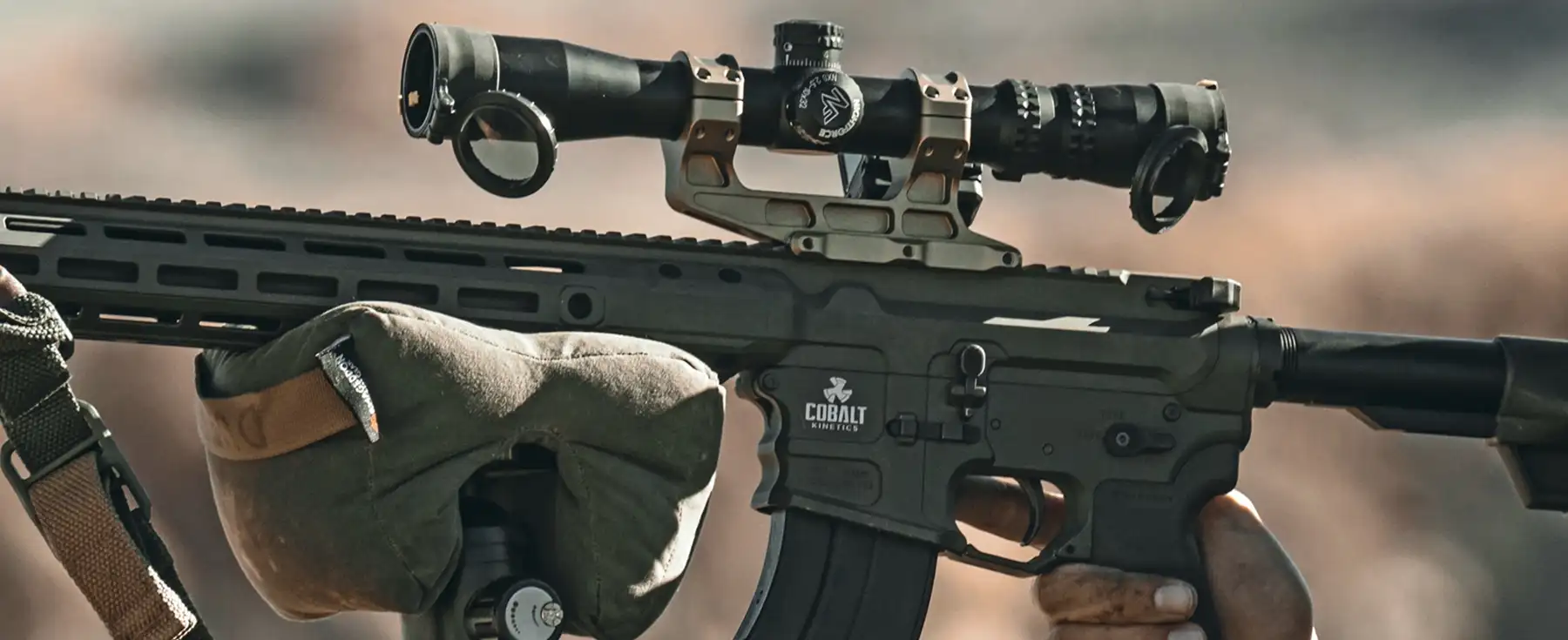Montaż Unity Tactical Fast LPVO z lunetą na karabinku.