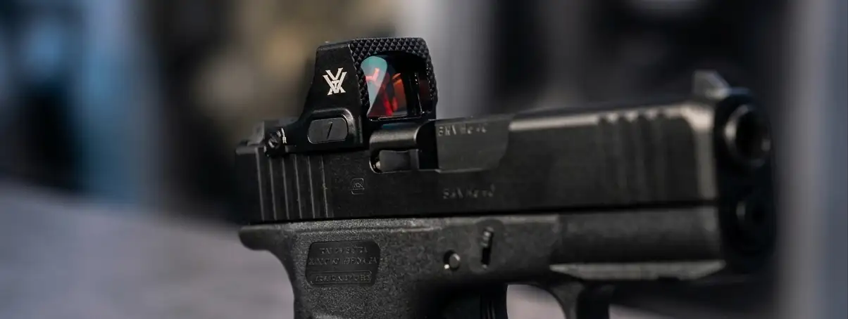 Kolimator Vortex Defender CCW na pistolecie Glock 43X.