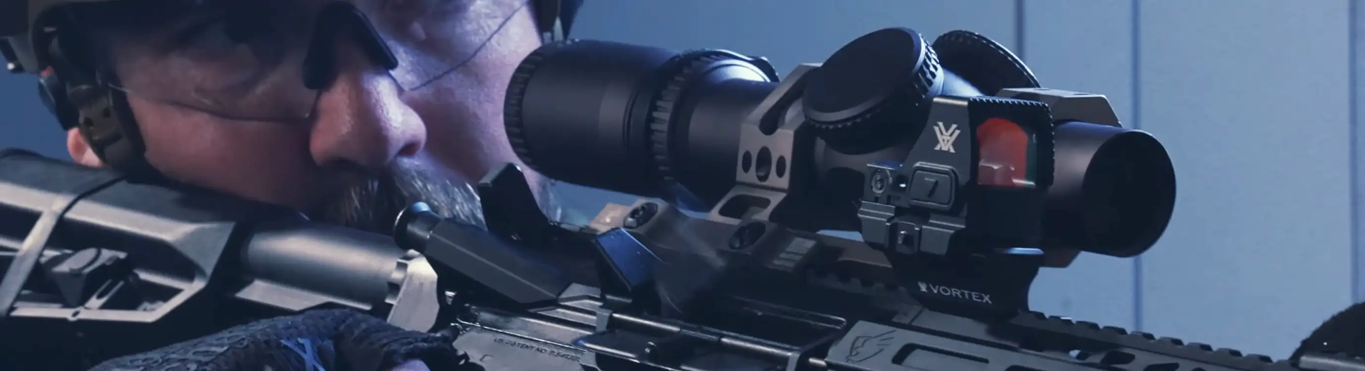 Kolimator Vortex Defender jako offset na karabinku AR15.