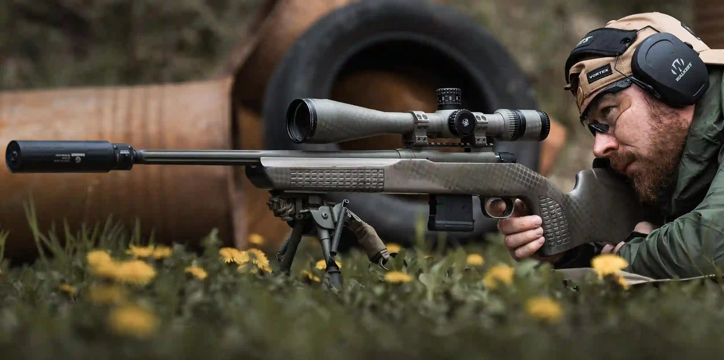 Gomander TACTINOX QD-LOCK L 5.56 mm na karabinku precyzyjnym bolt action.