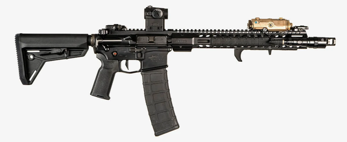 Magazynek Magpul PMAG 40 w karabinku AR15.