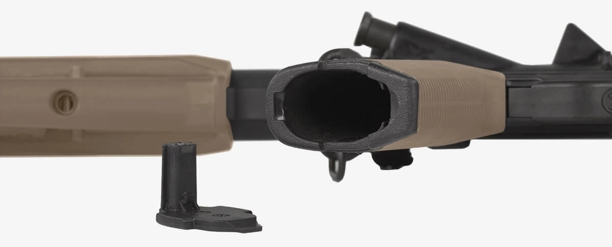 Schowek wewnątrz chwytu pistoletowego Magpul MOE+ Grip w kolorze FDE.