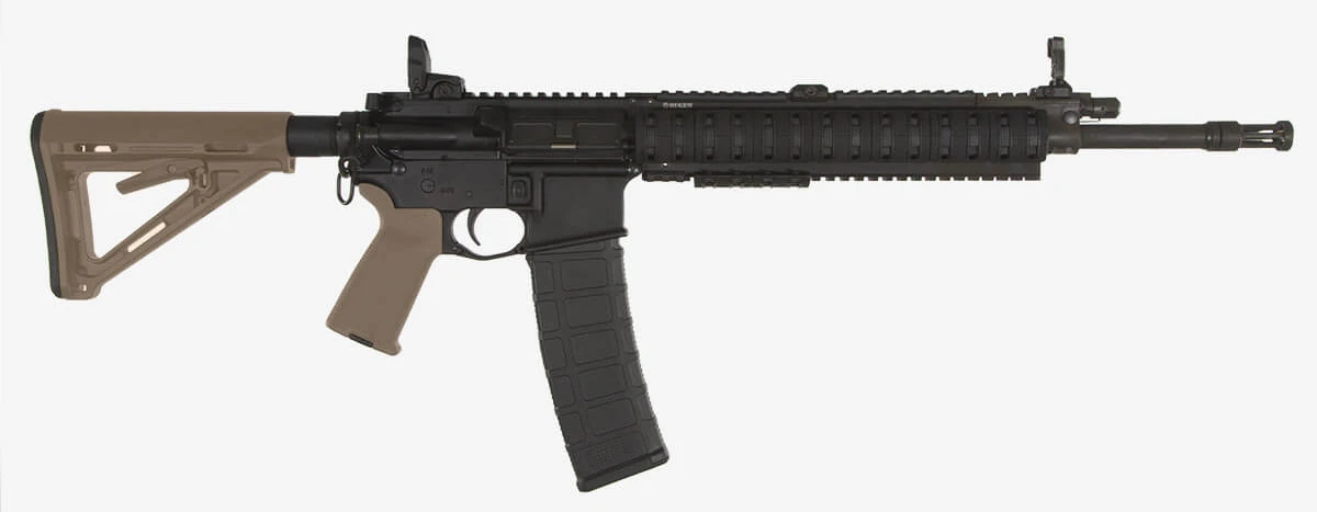Chwyt pistoletowy Magpul MOE+ w kolorze FDE na karabinku AR15.