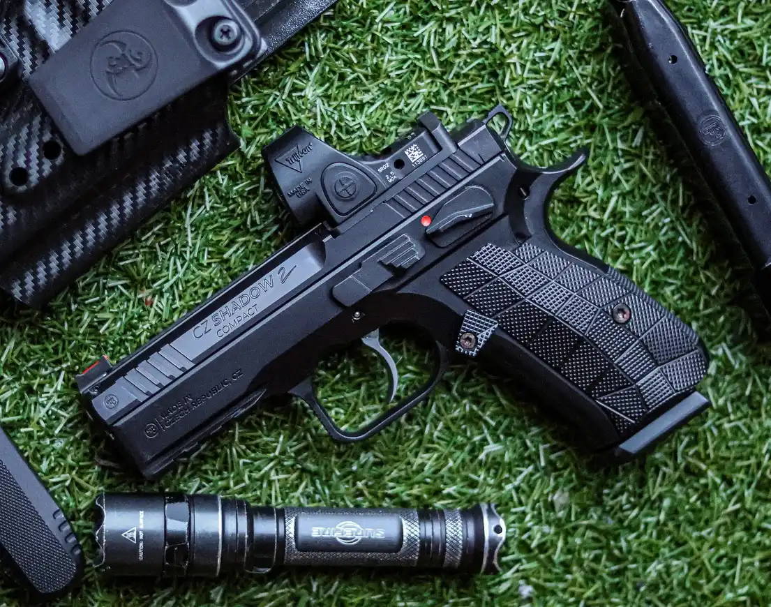 CS_LOK_Grips_Palm_Swell_Gridlok_Black_CZ_Shadow_Compact_Carry_03.webp