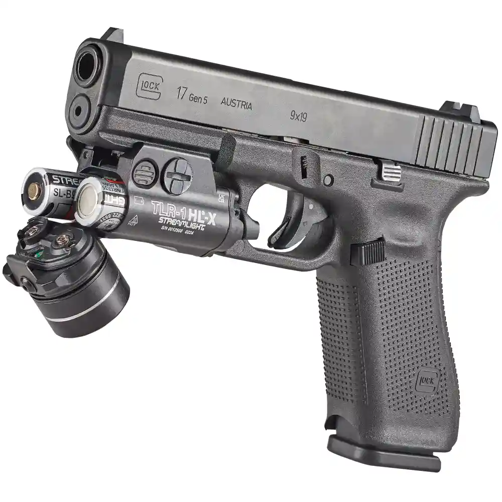 Streamlight_TLR-1_HL-X_USB z otwartym przedziałem bateryjnym, zamontowana na broni.