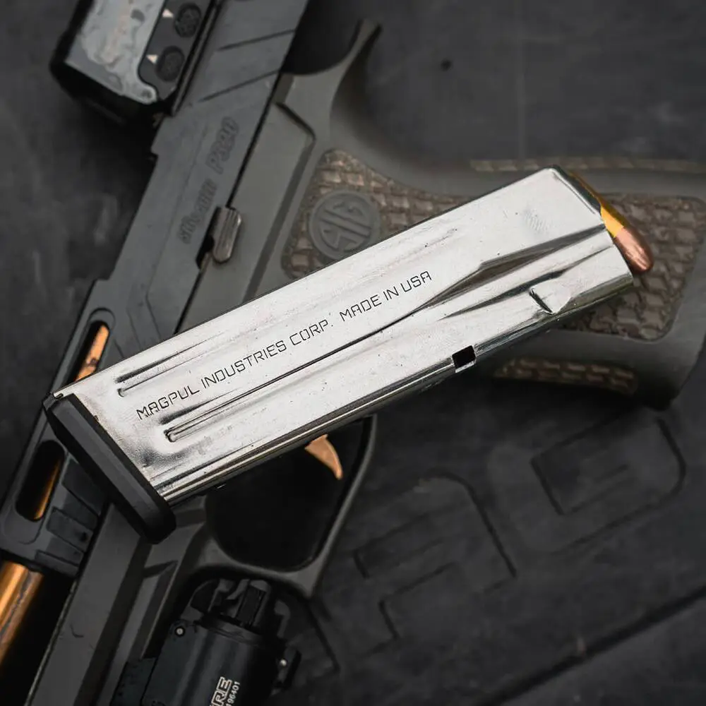 Załadowany magazynek Magpul AMAG 17 SG9 leży na pistolecie SIG.