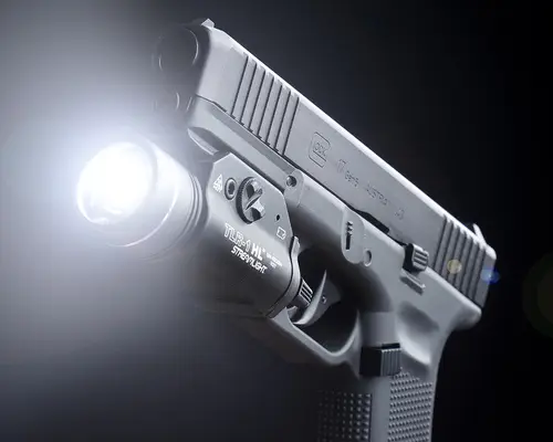 Latarka pistoletowa Streamlight TLR-1 HL zamontowana na pistolecie Glock.