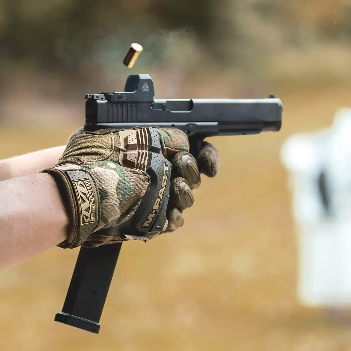 Magazynek 33 nabojowy Leapers UTG załadowany w pistolecie Glock.