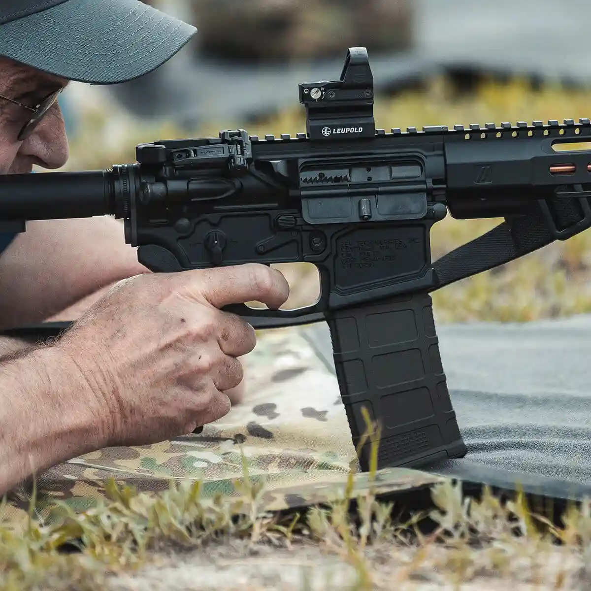 Magazynek Magpul PMAG 30 GEN M3 w karabinku AR15.