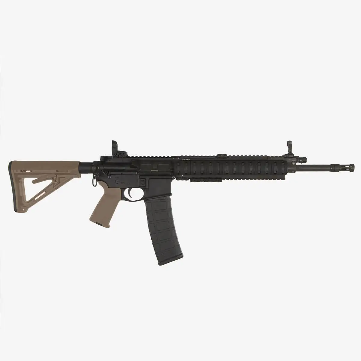 Chwyt pistoletowy Magpul MOE+ w kolorze FDE na karabinku AR-15.