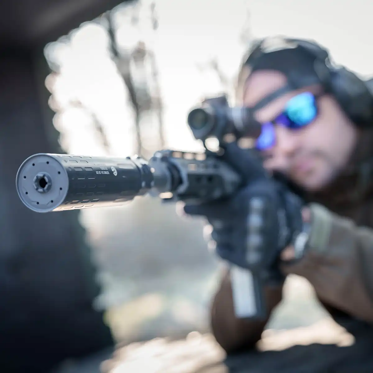 Tłumik dźwięku Gomander TACTINOX QD-LOCK L 5.56 mm na karabinku podczas strzelania.