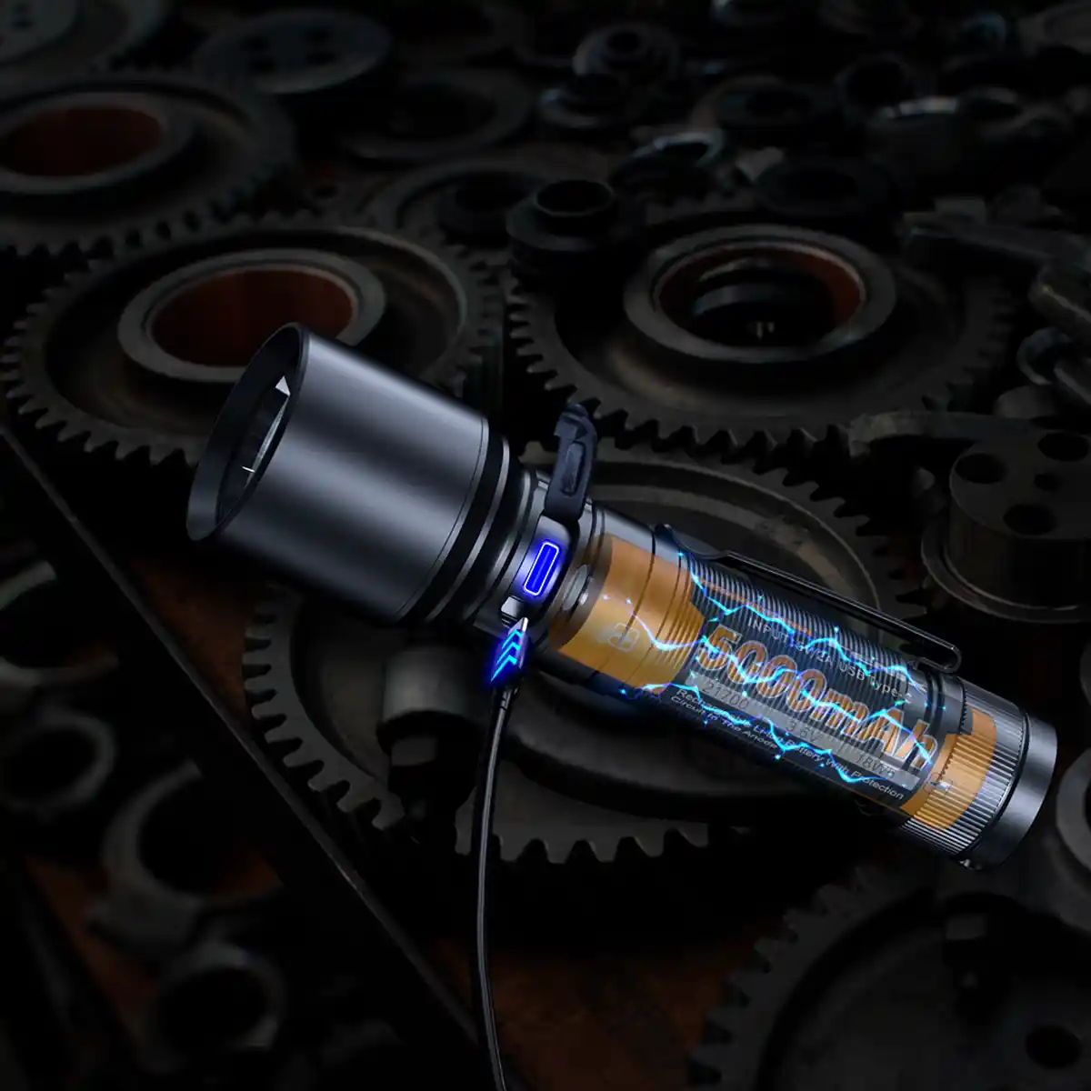 Latarka Fenix C7 LED 3000 lm podczas ładowania przez USB-C.