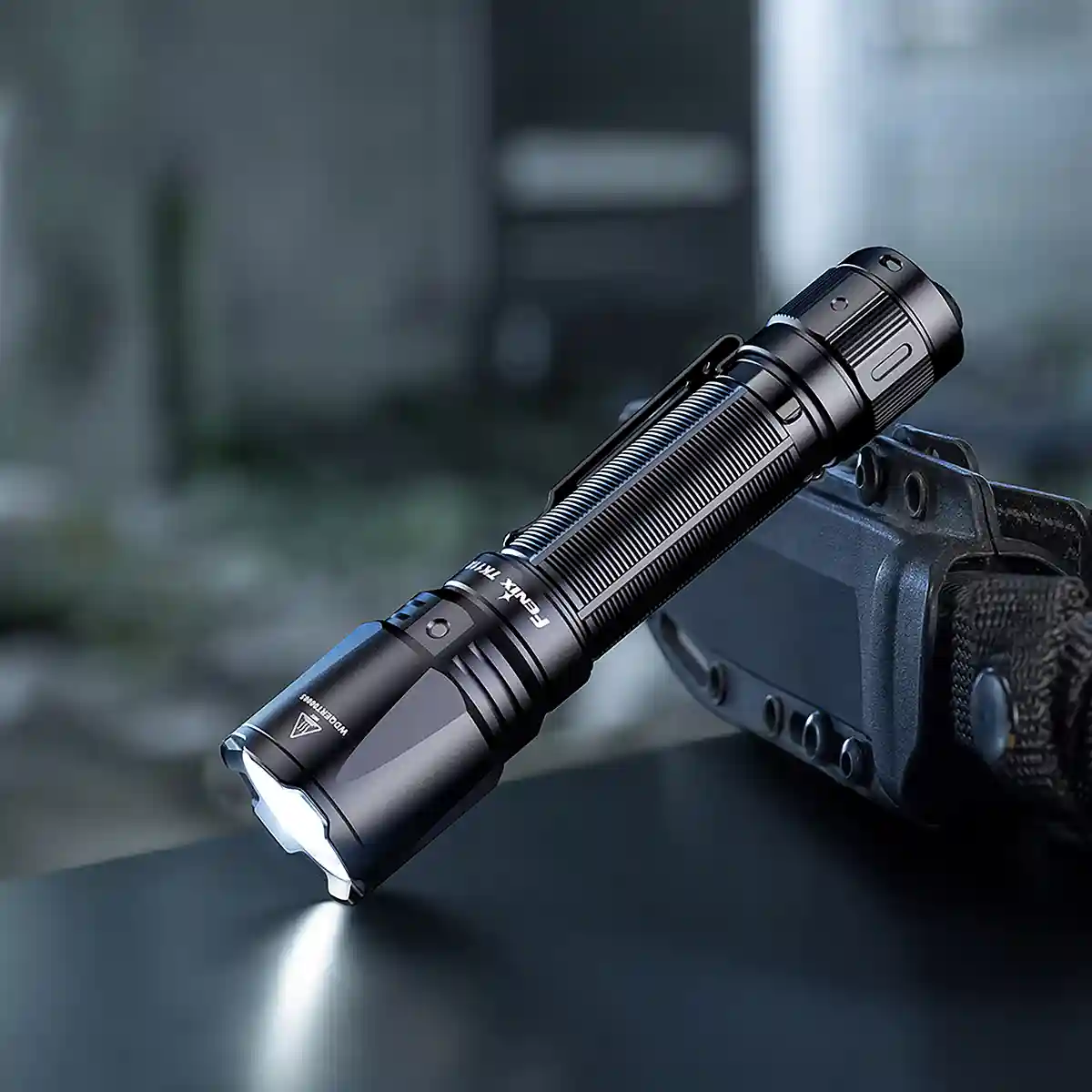 Latarka taktyczna LED Fenix TK11R.