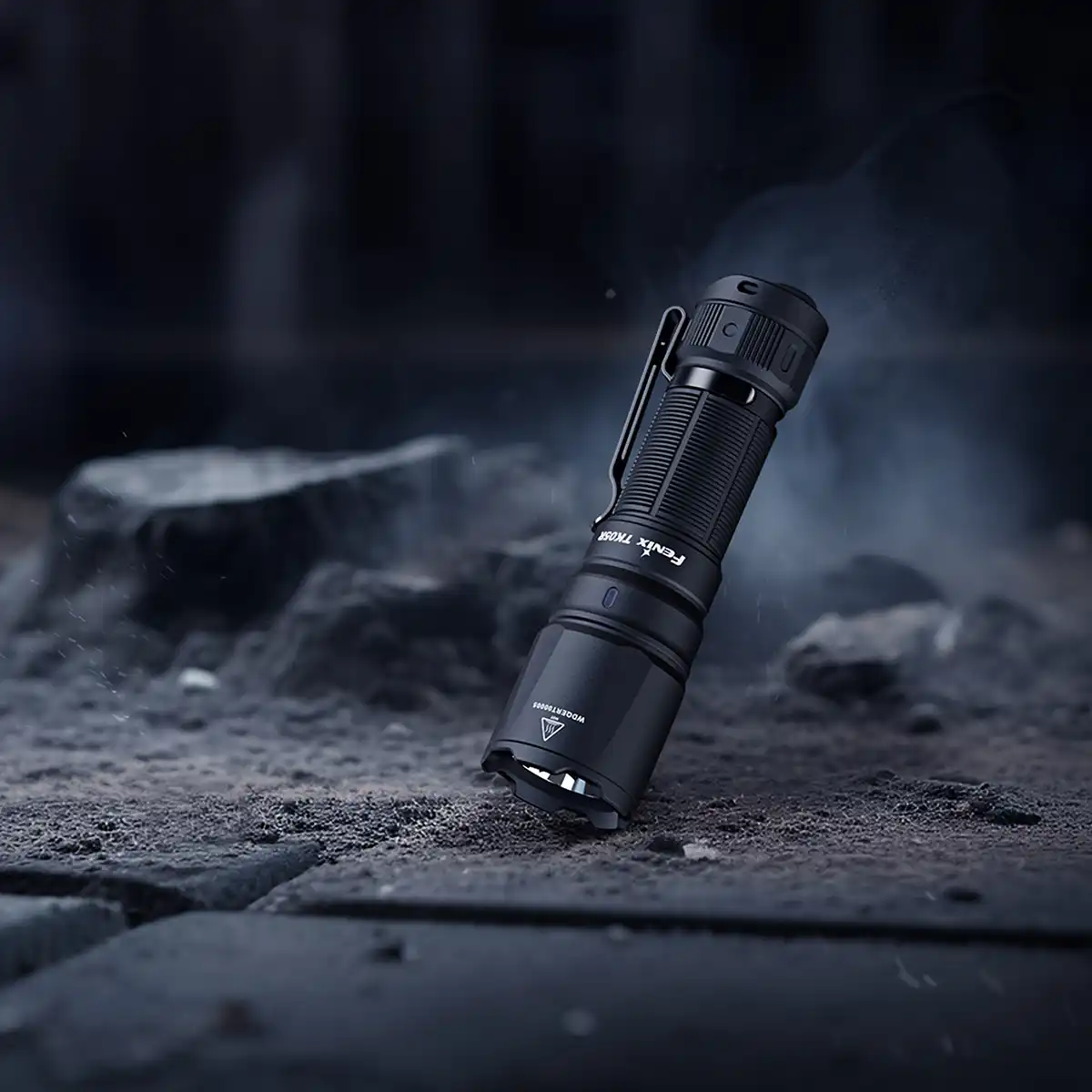 Fenix TK05R – Latarka taktyczna LED, 1000 lm na ciemnym tle.