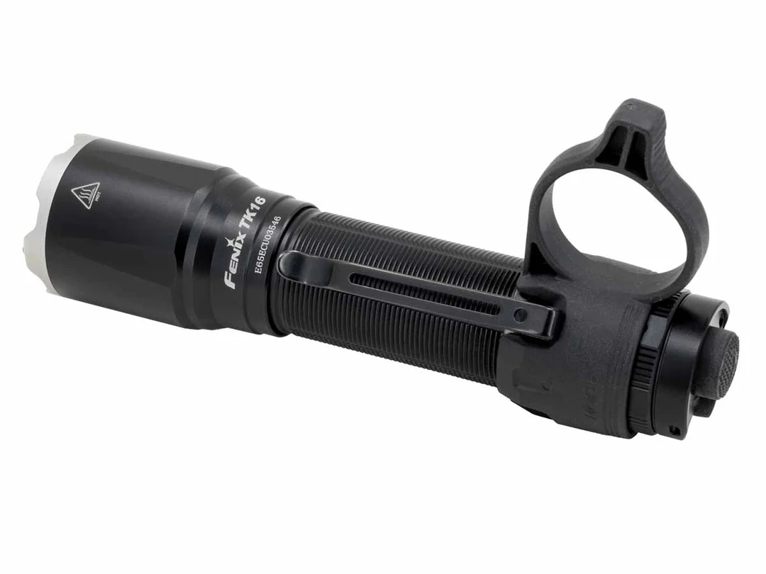 Fenix ALR-01 - Pierścień taktyczny zamontowany na latarce.