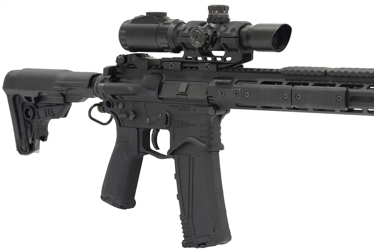 Magazynek 30-nabojowy 5,56 / .223 UTG PRO w karabinku AR15.