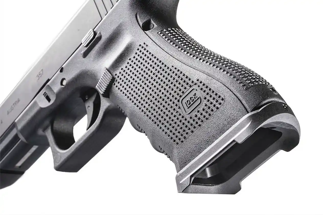 Magwell Glock 17 Gen4 - Strike Industries zamontowany na pistolecie.